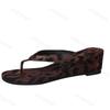 Mode Damen Keilabsatz Hausschuhe 2025 Sommer Flip Flops Damen Komfort Strandurlaub Pantoletten Schuhe Lässige Hausschuhe Leopardenmuster