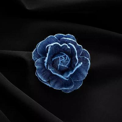 Kamelienbrosche aus Retro-Jeansstoff, hochwertige, dreidimensionale, weiße, kleine, duftende Brosche für Damen, elegante Accessoires