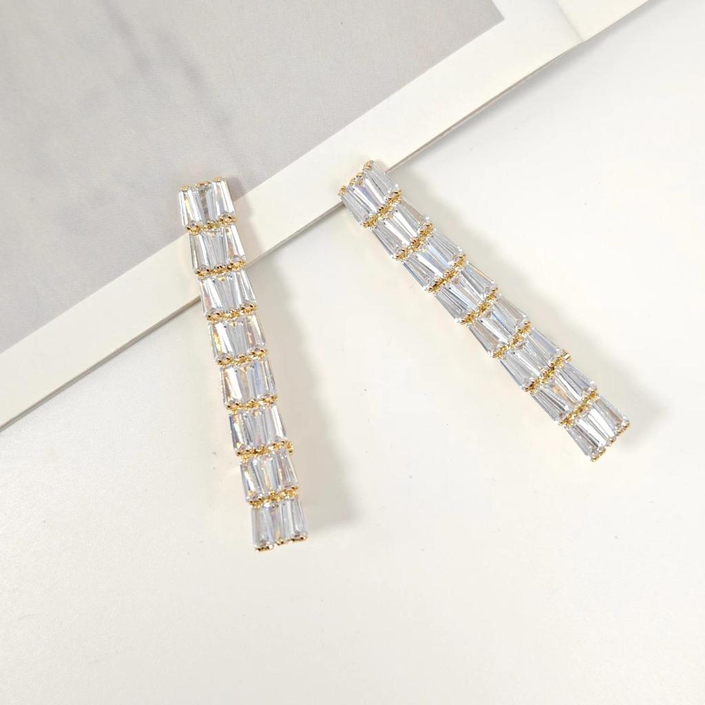 2023 Exquisite White Zircon Trapezoidal Clip: Luxurious, Simple Design