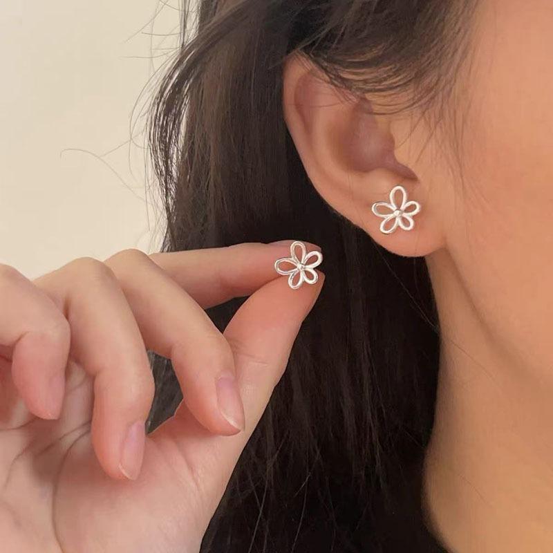 Raising Ear Holes, Small Stud Earrings for Women, Simple, Sweet, Small and Fresh Earrings, Niche Design, Versatile Earrings