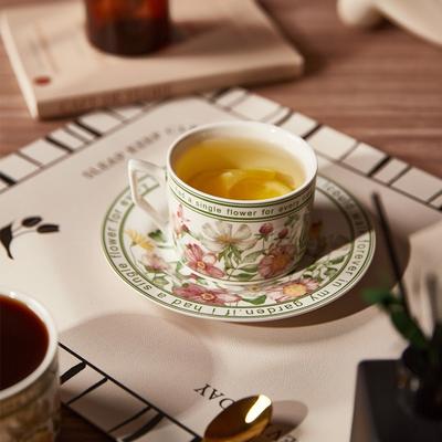 Tazza in Ceramica Stile Retrò Francese Squisita Tazza da Caffè con Fiori e Piattino Tazza da Tè Camelia Pomeridiana Regalo Romantico Tazza di Lusso Leggero