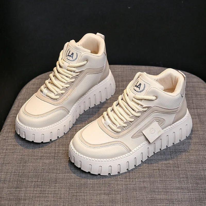 

Женские кроссовки с высоким верхом и толстой подошвой увеличивают рост, спортивные и повседневные кеды на платформе, а кожаная поверхность визуально уменьшает размер ноги. 39