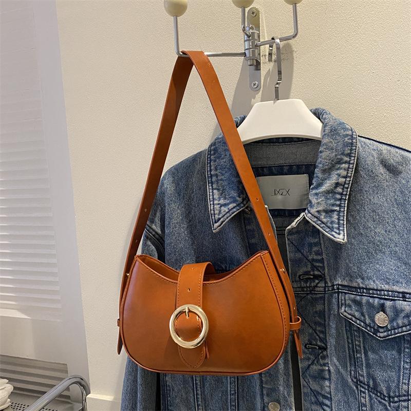

Popular oily leather belt underarm bag 2024 new solid color texture shoulder bag fashionable and casual commuting tide bag коричневий