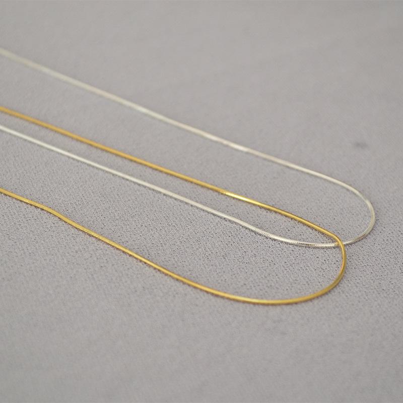 Colier fin și minimalist cu fir de aur strălucitor, lanț scurt tip șarpe, lanț pentru claviculă, lanț de gât