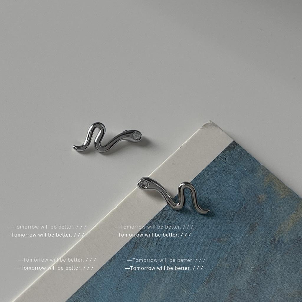 Two ear-raising little spirit snake stud earrings~ 925 silver needle mini version cute sleep without taking off earrings ins earrings