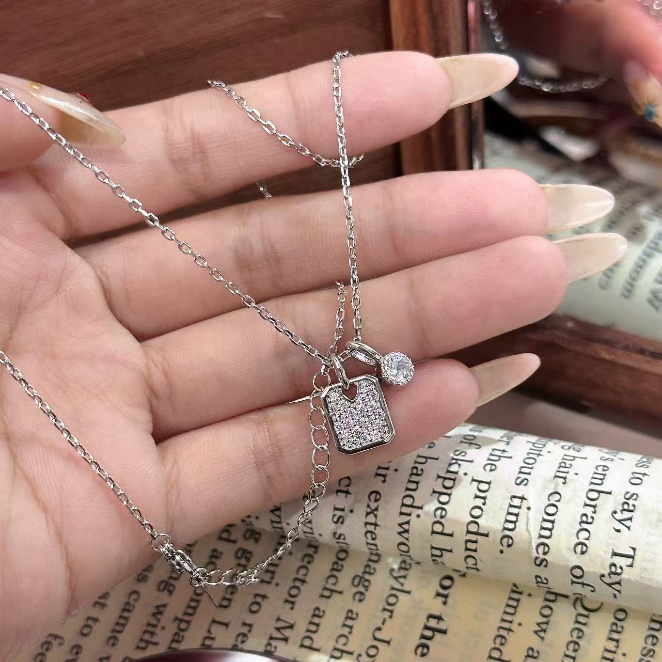 

Popular exquisite flash diamond small square perfume bottle pendant necklace niche collarbone chain срібний