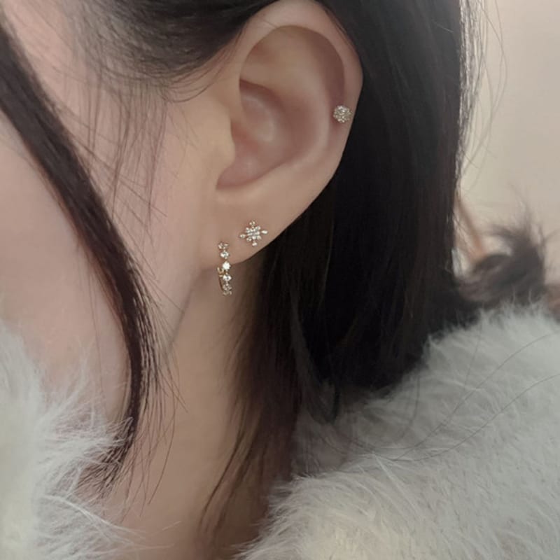 Youngglow 14k Snowball Cubic Piercing