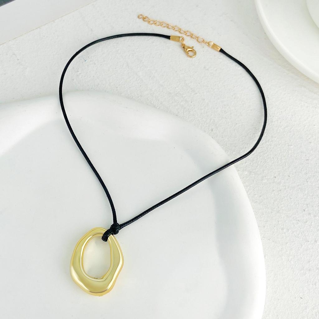 Vintage Runder Hohlanhänger Minimalistische Halskette für Damen Gold Silber Farbe Minimalistischer Schick Vielseitiger Kragen Schmuck