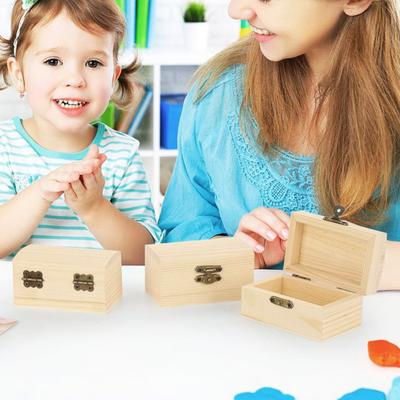 Niedokończona drewniana skrzynia DIY z drewna sosnowego ze schowkiem na biżuterię z zapięciem blokującym i pokrywą na zawiasach dla rodziny i przyjaciół