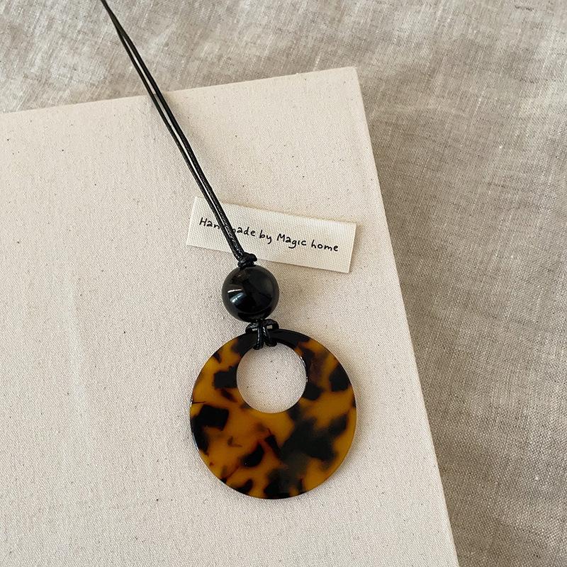 

Ожерелье с подвеской из смолы с леопардовым принтом в виде диска, женское, нишевое, ретро, элитное, индивидуальное, универсальное, длинное, черное, веревочное, цепочка на шею, цепочка на свитер