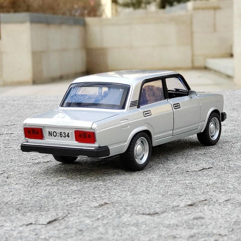 1/32 LADA NIVA Classic Car Alloy Car Model Diecast Metal Toy Car Vehicles Model Simulation Sound Light Collection Childrens Gift