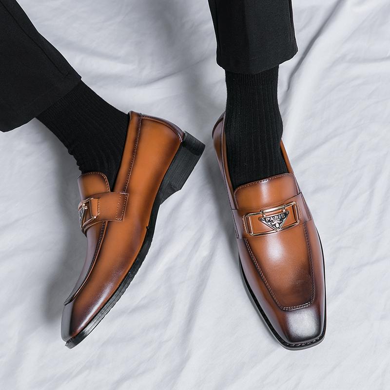 Fashion British Black Brown Slip On Loafers New Men Pointed Patent Leather Shoes Male Designer Formal Wedding Dress Homecoming Footwear