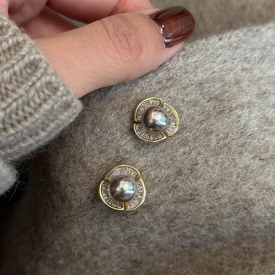 Korean silver-gray pearl stamen stud earrings 2025 niche light luxury temperament earrings and ear jewelry