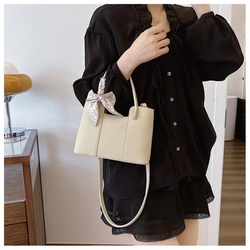 Today's popular bags are women's summer versatile new casual messenger bags and women's portable bucket bags.
