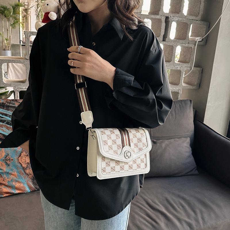 New fashion trend women's shoulder messenger bag versatile retro small square bag niche women's bag