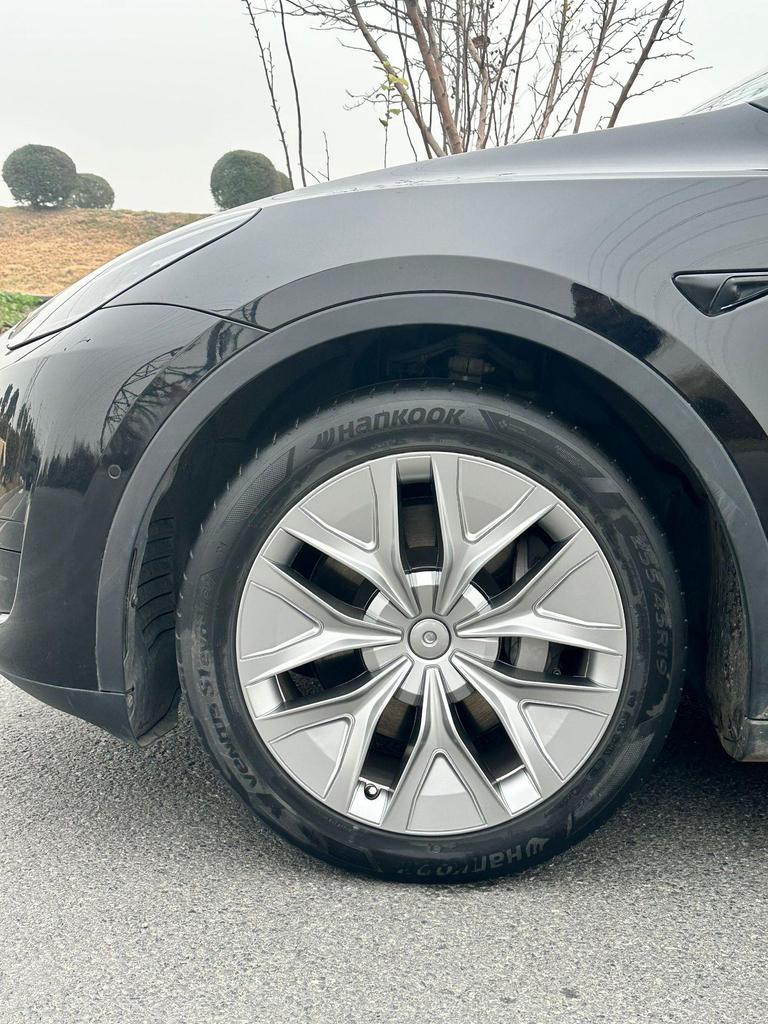 19-Inch Decorative Wheel Cover for Tesla Model Y (2021-2024) - Full Coverage Protection