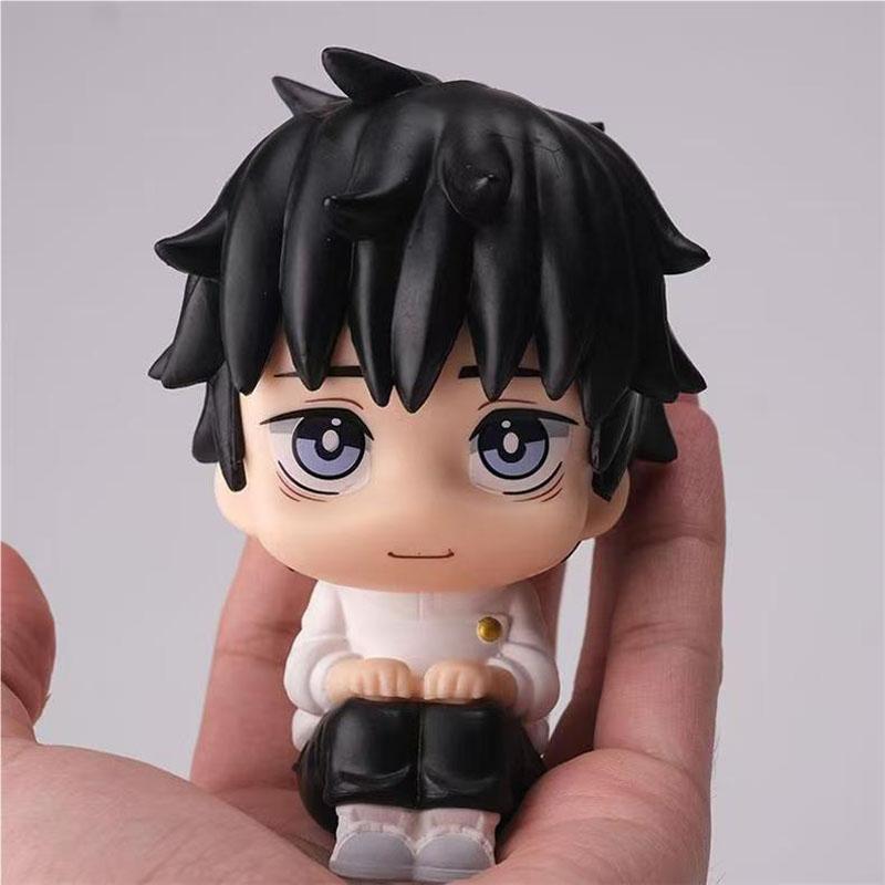 2 Stück 10 cm Jujutsu Kaisen Anime Figur Geto Suguru Yuta Okkotsu Sitzende Niedliche Figur Modell Puppe Schreibtischdekoration Geburtstagsgeschenk