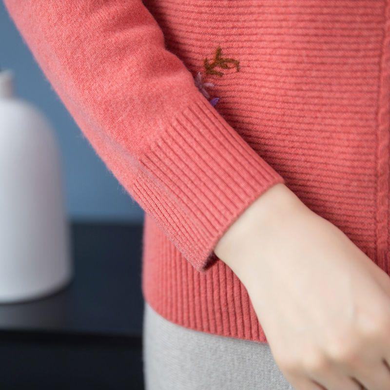 Autumn Winter New Fashion Embroidered Sweater for Women Short Style Mom Knitwear Elegant Design
