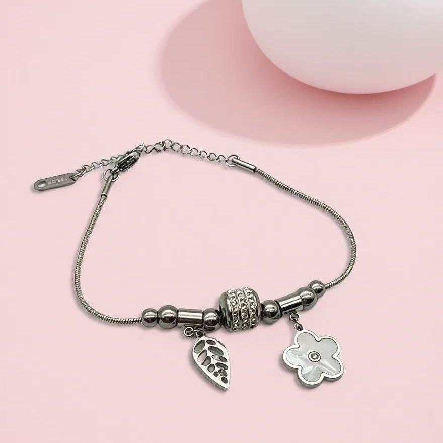 

Adjustable Titanium Steel Bracelet with Sparkling Diamond Balls in Japanese and Korean Style, Fresh Floral Design білий