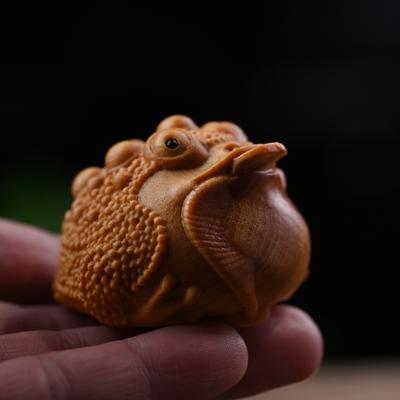 Wood Carved Golden Toad Auspicious Statue Lucky Cartoon Animal Figurine For Office Home Desktop Ornament Funny Wooden Gifts