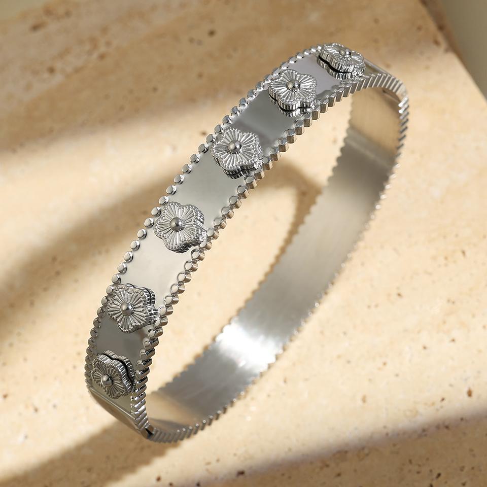 Exquisite 304L Stainless Steel Flower Bracelet For Women Golden Plum Blossom Temperament Bracelet Workday Jewelry Gift