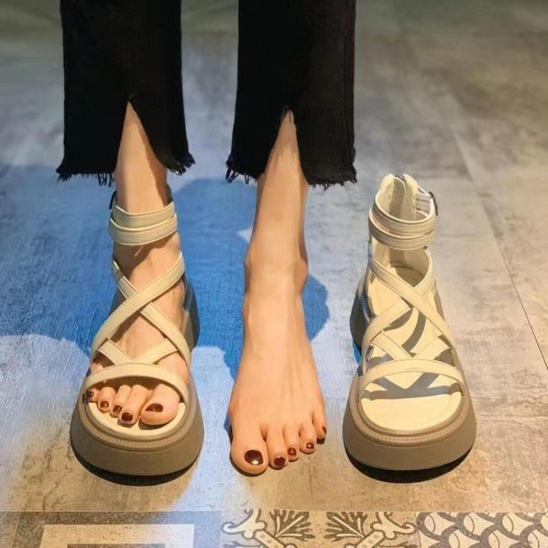 Scarpe con suola spessa e suole in spugna e sandali traforati