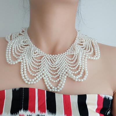Faux-Perlen Lätzchen-Halskette Hohles Design Lätzchen-Choker Perlenbesetzter Schalkragen für Frauen Hochzeiten Cocktailpartys