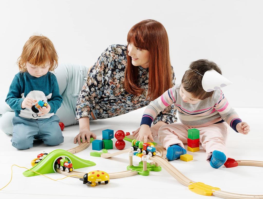 BRIO Railway My First Beginner Set [18-Piece Set] for Ages 18 Months and Up (Wooden Train Toy with Rails) 33727