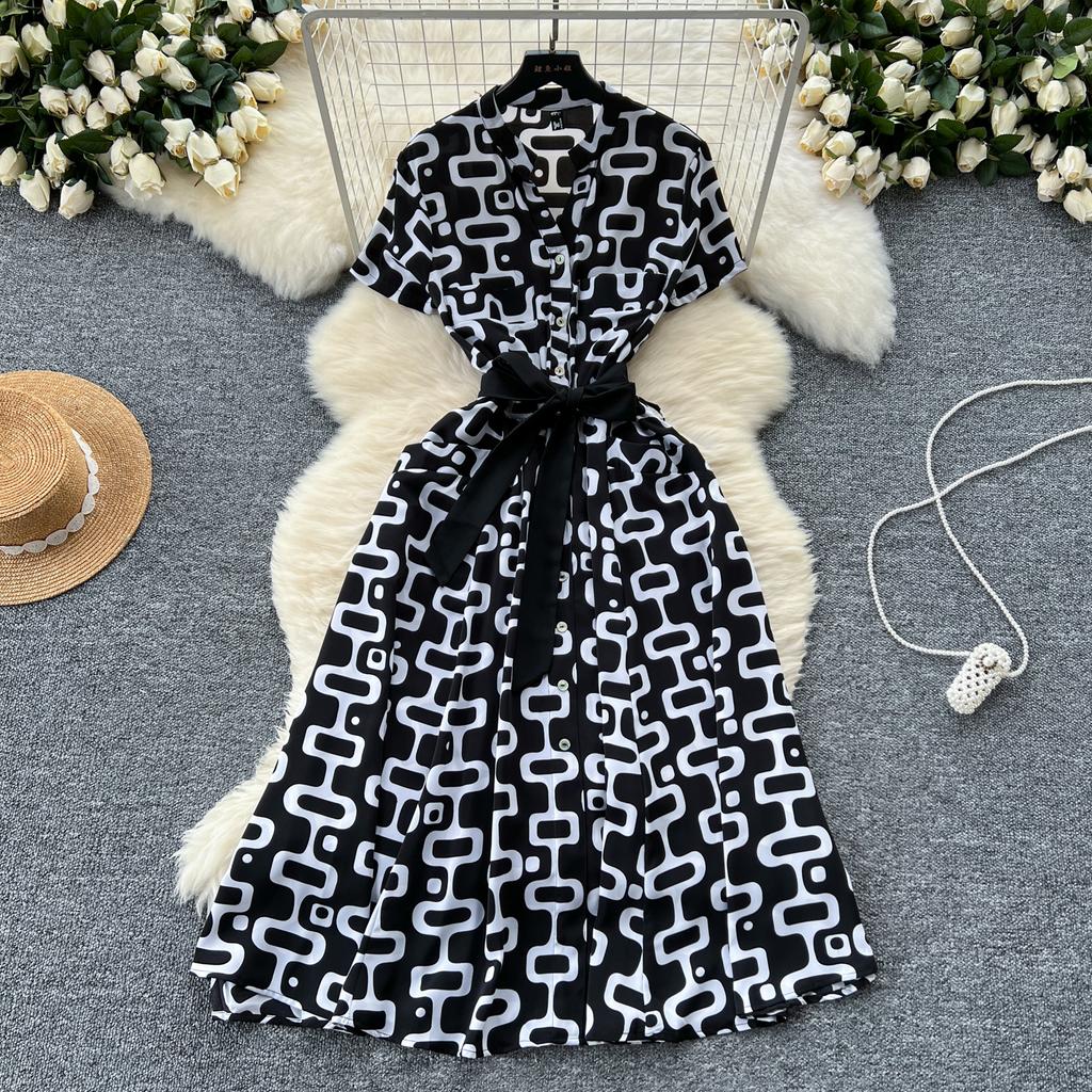 Letní dámské tištěné midi šaty s vintage výstřihem do V, krátkým rukávem a vysokým pasem, áčkové, jednořadé, ležérní šněrovací šaty