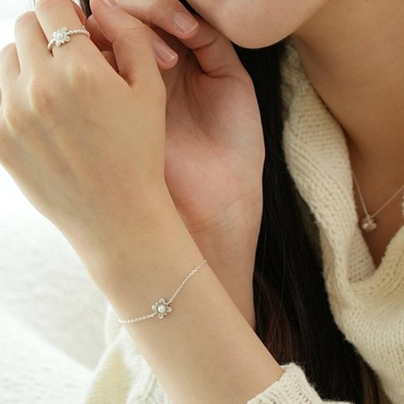 BELLOOGGI Flower Pearl Bracelet