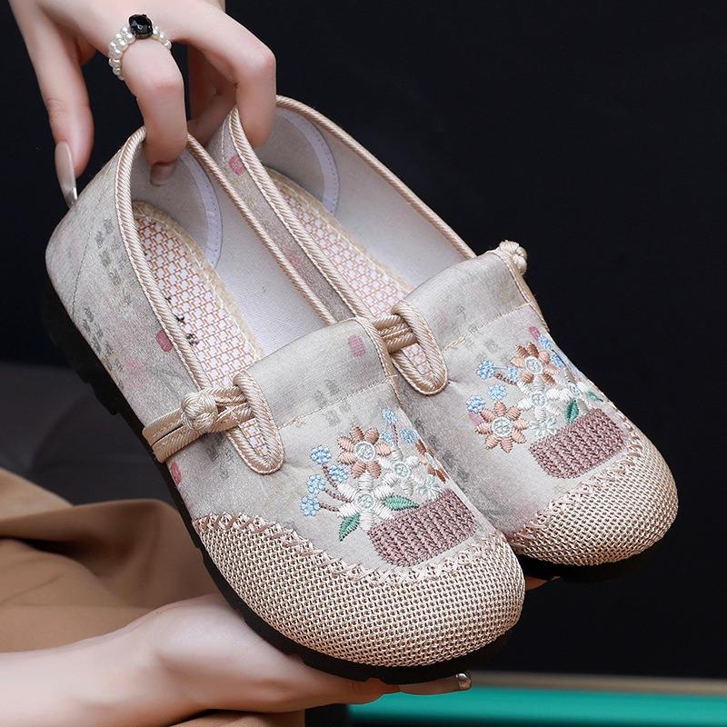 ****** and Autumn new old ******* cloth shoes women's single shoes embroidered shoes s**t sole non-slip comfortable mother shoes