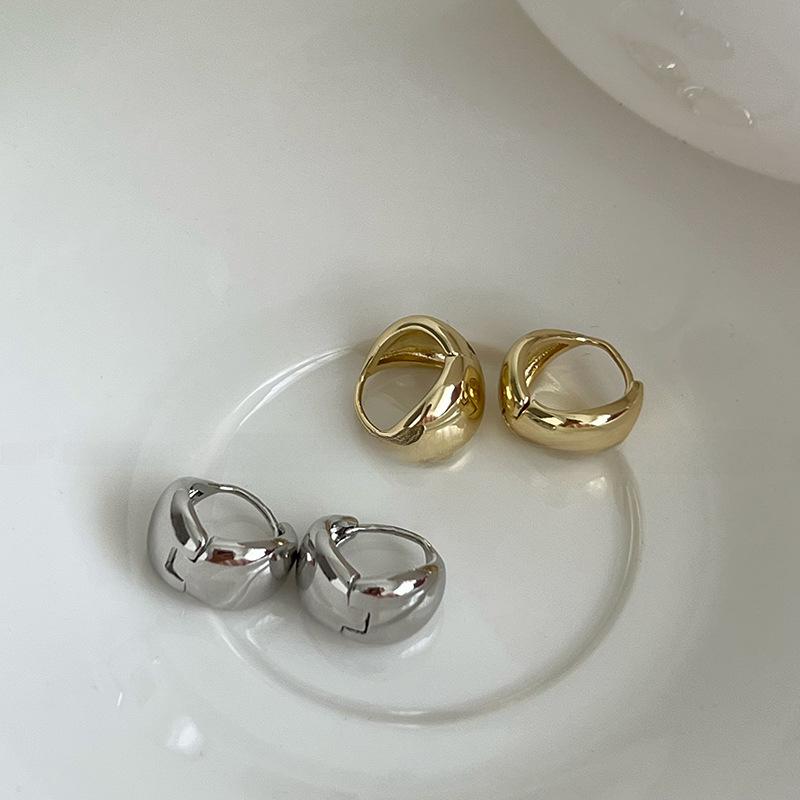 Cercei Minimaliști Retro Stil Rece: Clipsuri de urechi High-End, Unice, Versatile, cu Design de Nișă și Temperament Atemporal.