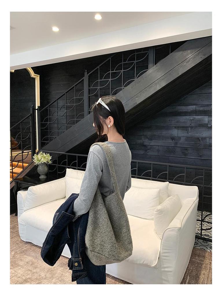 Korean High-End V-Neck Loose Long-Sleeve Women's T-Shirt, Autumn/Winter 2025