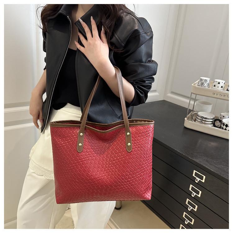Minimalist Large Capacity Woven Handheld Tote Bag For Daily Use In Pu Material