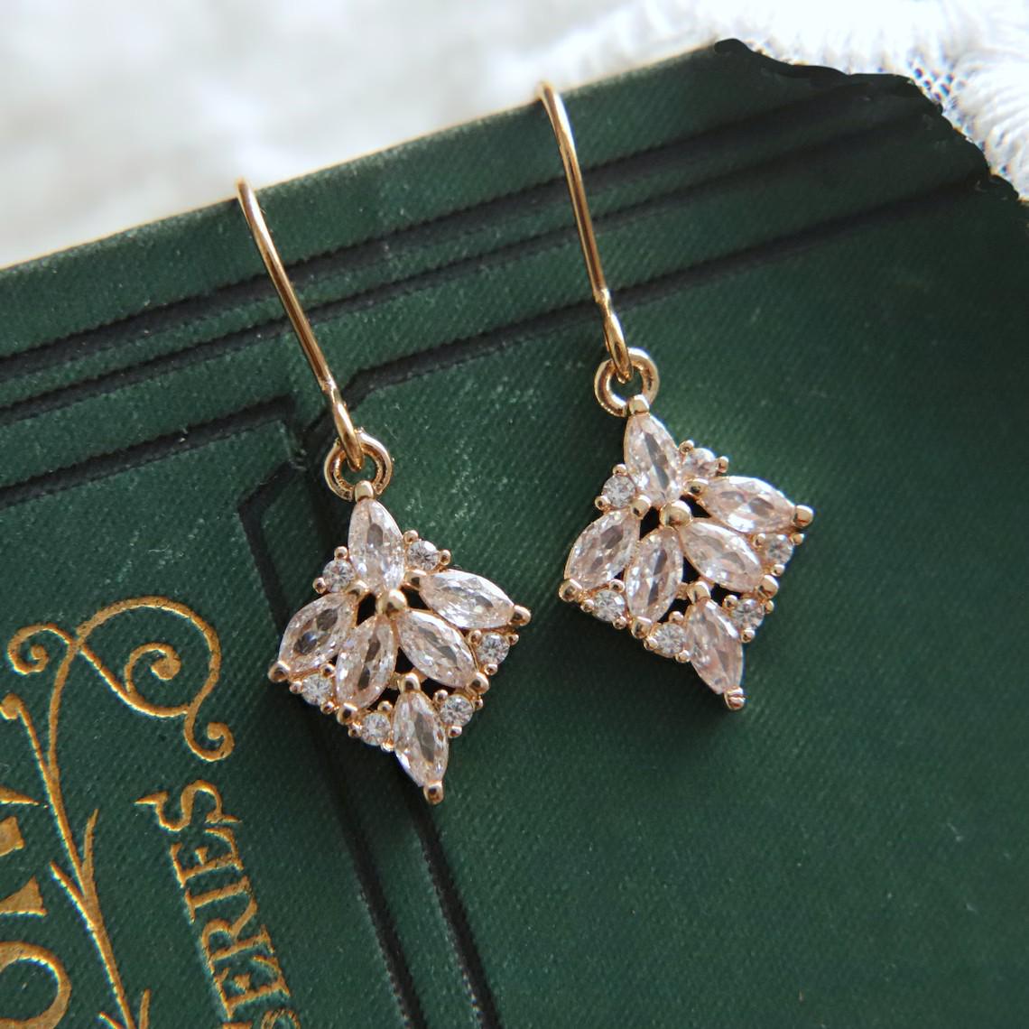Elegant Rhombus S925 Sterling Silver Earrings - Versatile and Fashionable Light Luxury Design 925 Sterling Silver
