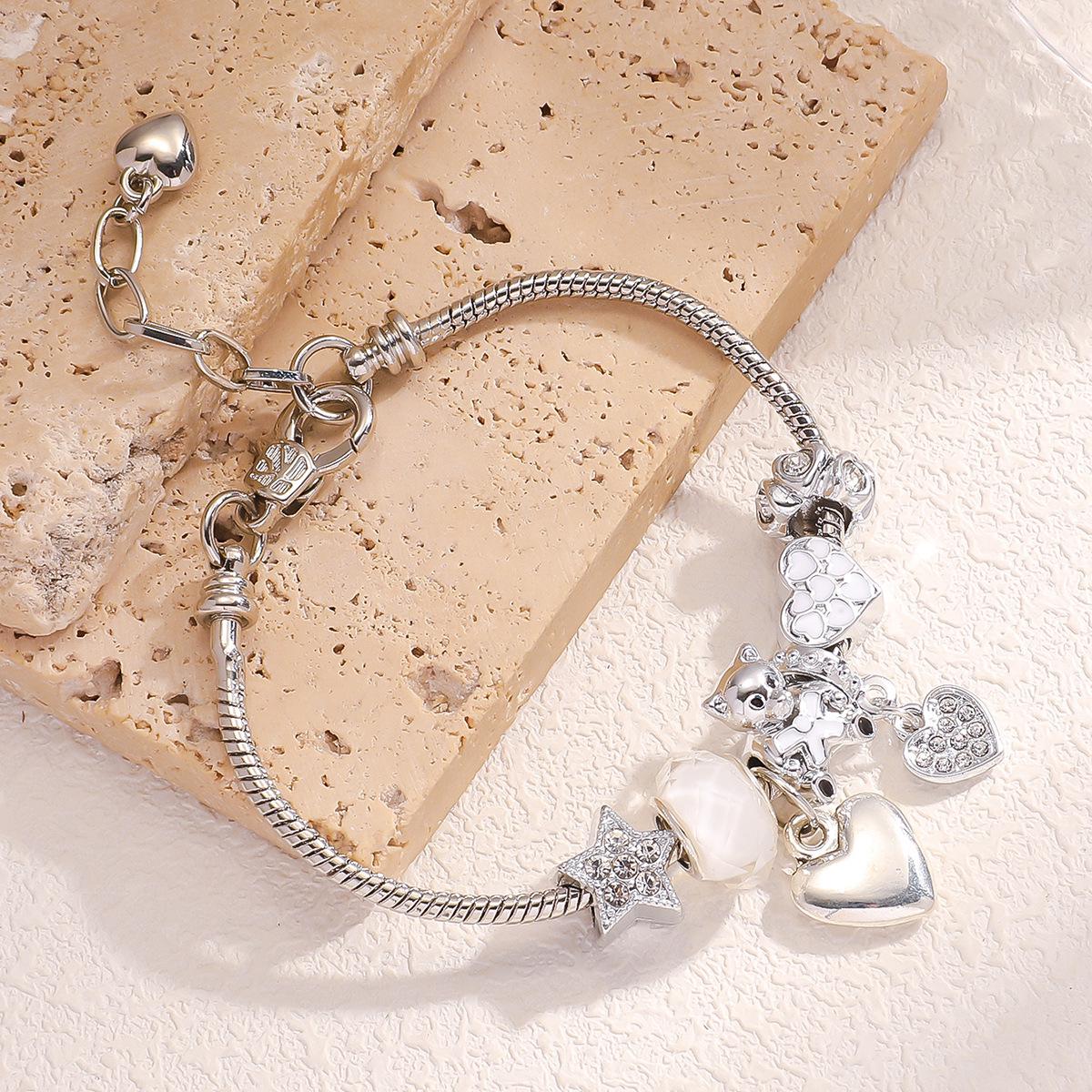 

Универсальный медный браслет в корейском стиле с эмалированным мишкой и бриллиантовым сердечком