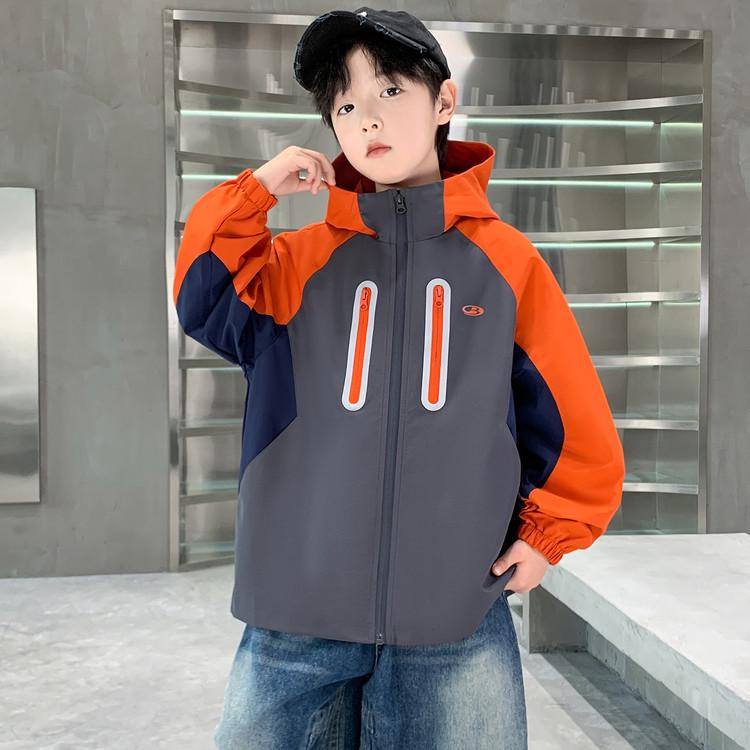 

2025 Boys Fashionable Hooded Windbreaker – Stylish Autumn Trench Coat Size 120 for 110 cm