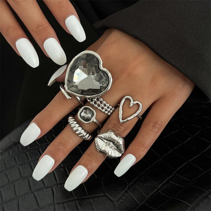 Vintage Punk Ring Set for Women Grey Crystal Zircon Love Heart Shape Exaggerated Lips Metal Finger Ring Party Hip Hop Jewelry