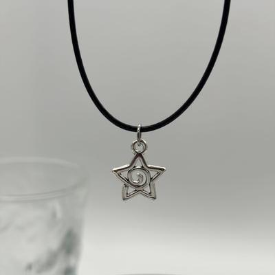 Amuleto de Proteção Estrela Espiral Y2K Colar com Fio Preto Colar em Camadas com Pingente Estrela Espiral Grunge Presente para Menina Joia da Moda