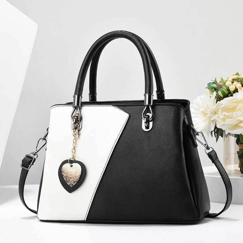 

Элегантная красная сумочка на свадьбу свекрови или в подарок на День матери