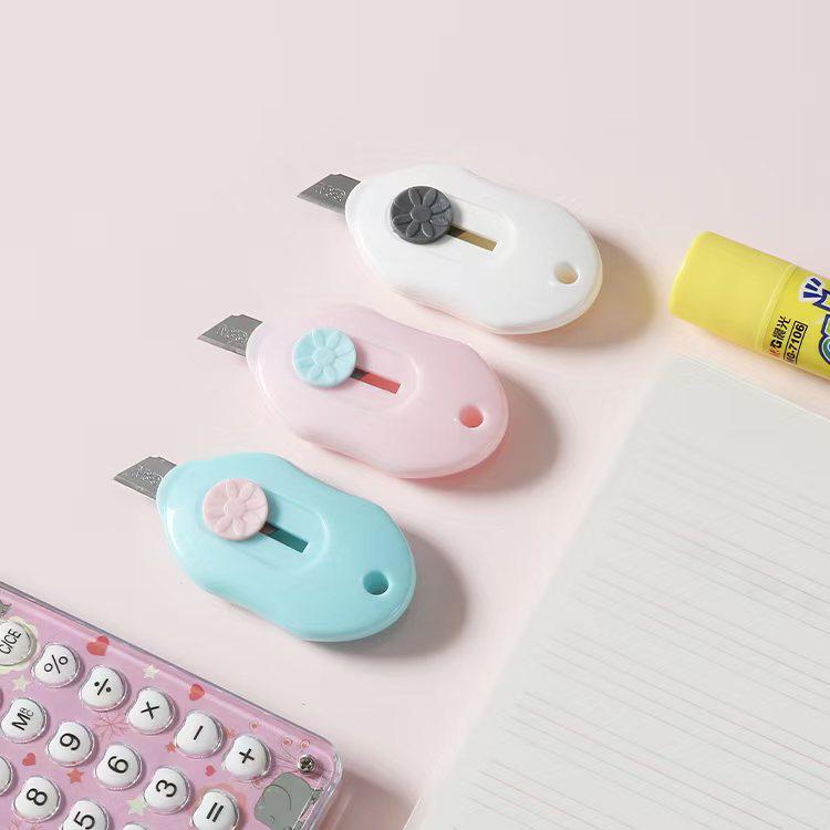 Cute Cartoon Plastic Art Knife - Portable Stationery Paper Cutter for Unboxing (91361/91409)