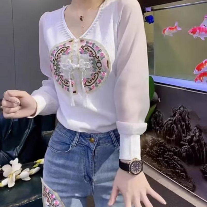 Neues Frühling Sommer T-Shirt Mode Chic V-Ausschnitt Nagelperlen Knopf Stickerei Locker Vielseitig Chinesischer Stil Top