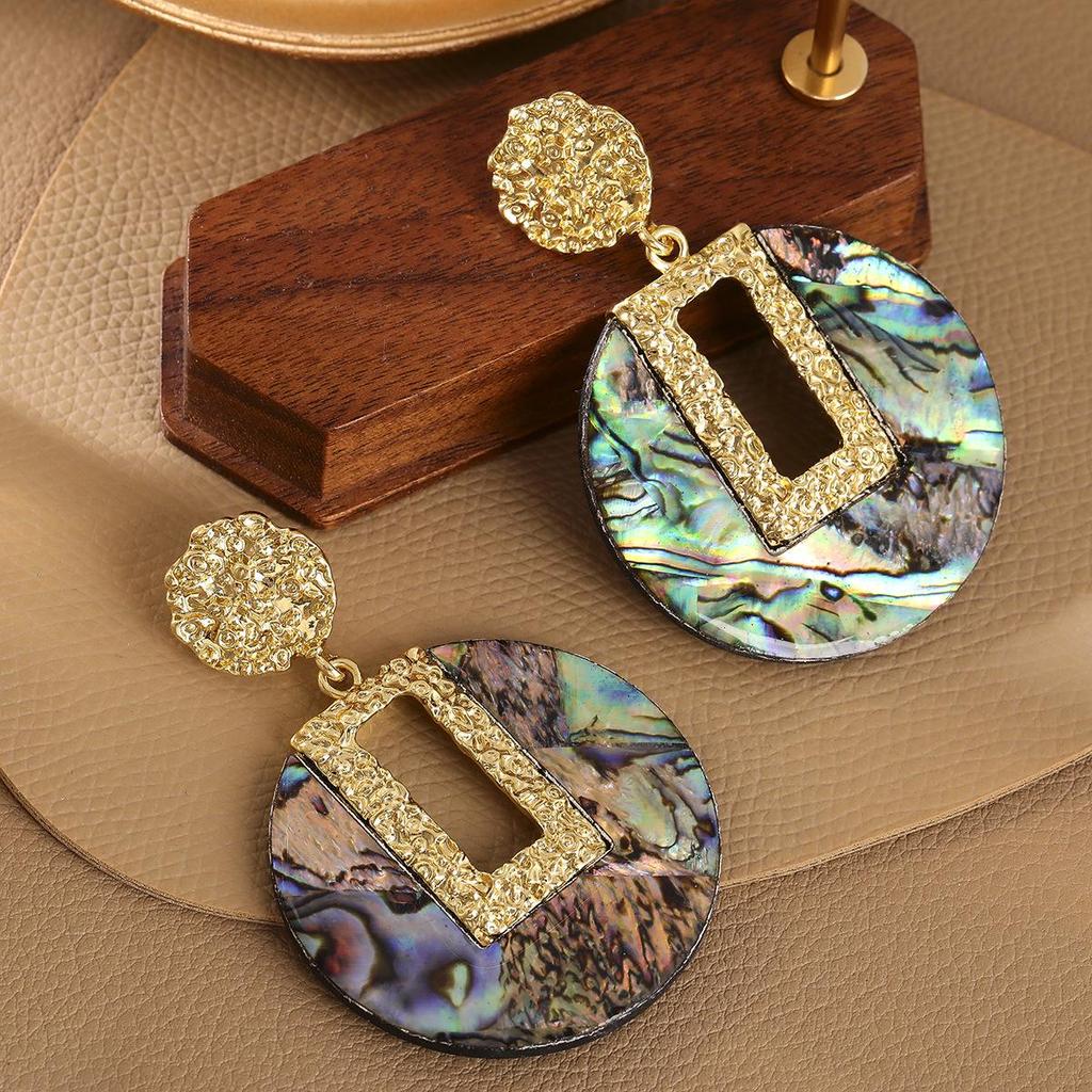 French Retro Seashell Luxury Earrings: Fashionable High-End Ear Drops for Unique Style