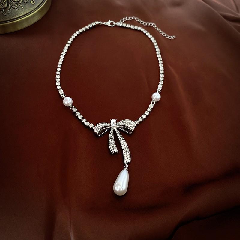 Französisches Gericht Strass-Wassertropfen Schmuckset: Luxuriöses Halsketten- und Ohrring-Set für Damen