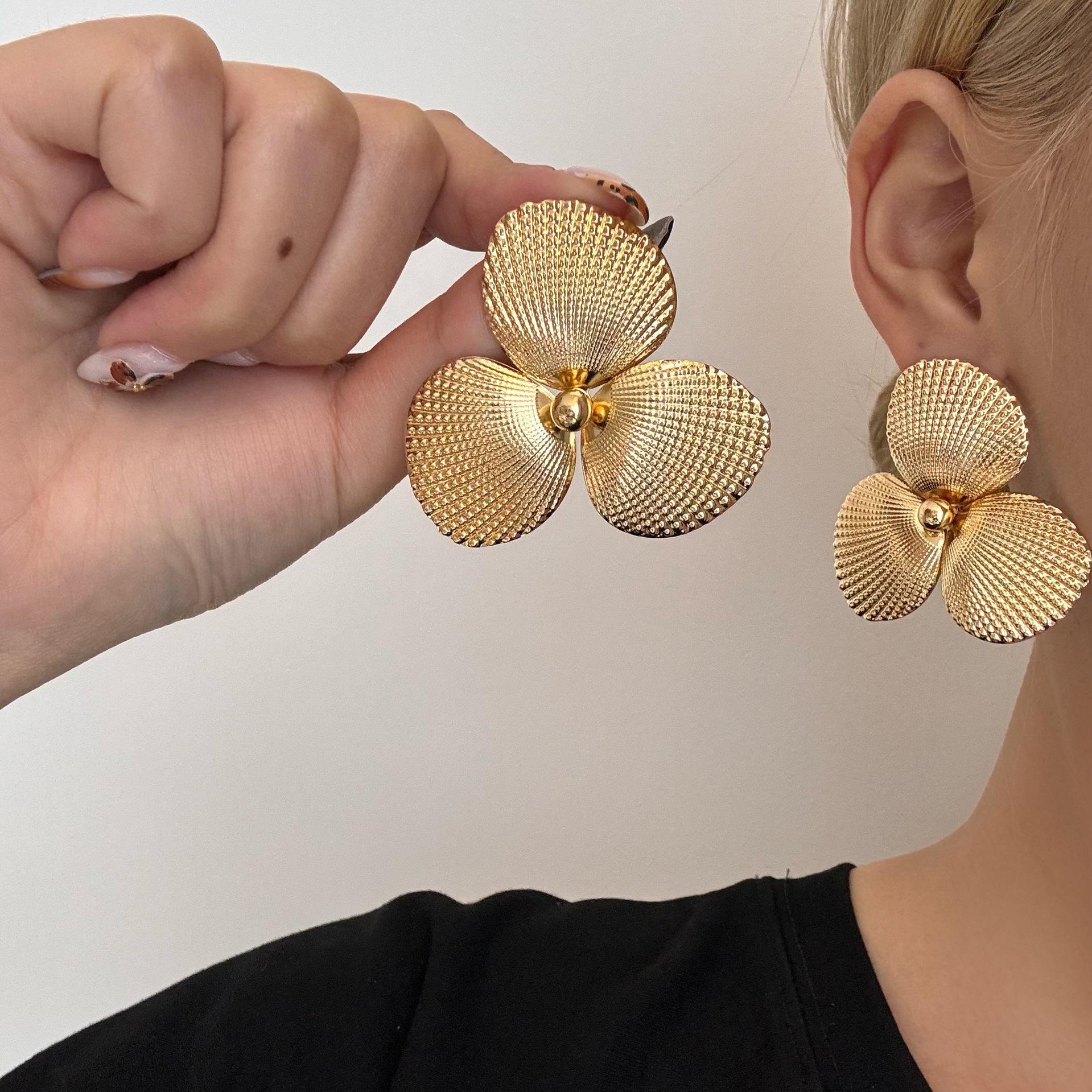 European & American Sunflower Ear Studs: Exaggerated Punk Fan-shaped Earrings, INS Blogger Ear Cuffs