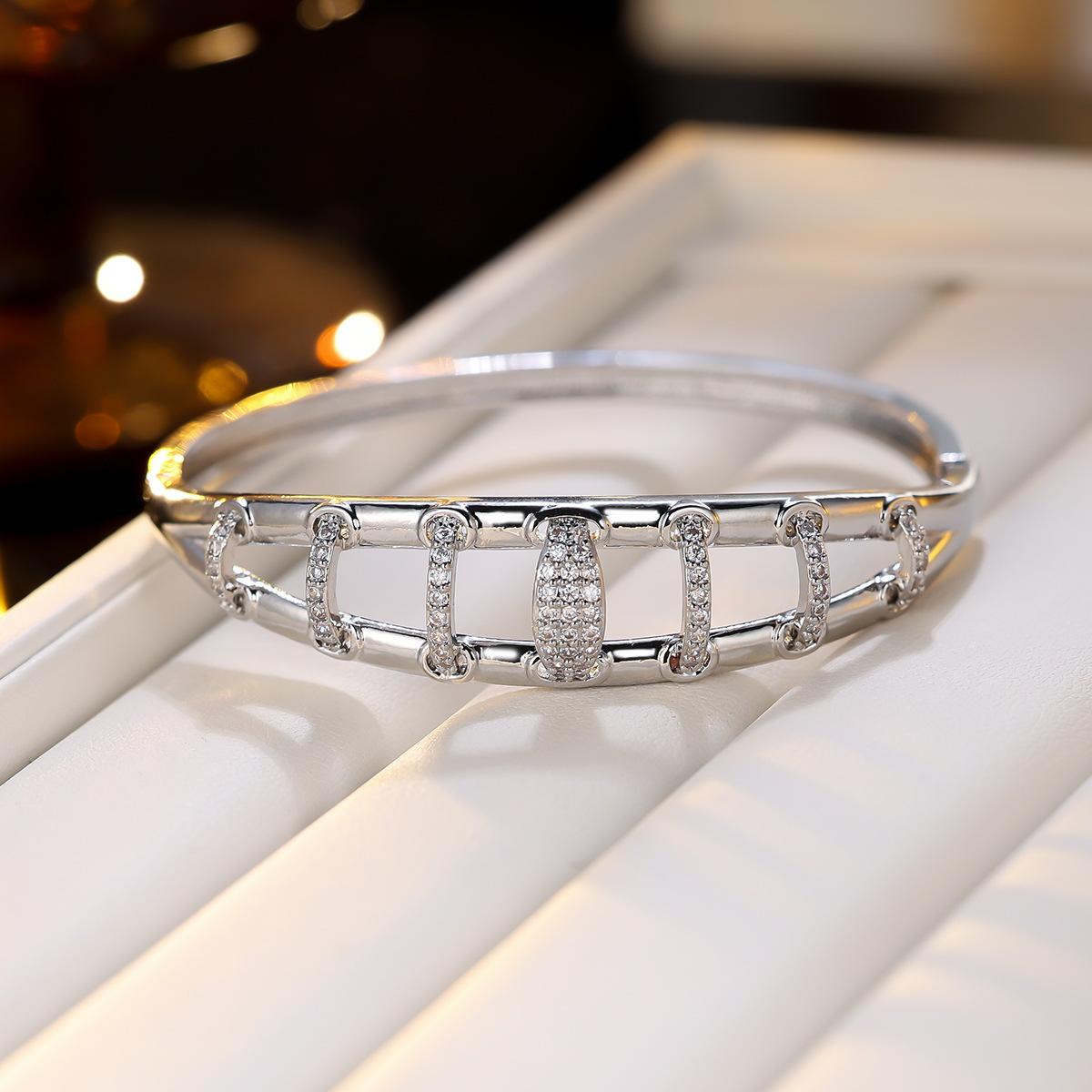 Fashionable Hollow Women s Light Luxury and High-end Versatile Zircon Trend Bracelet 17CM