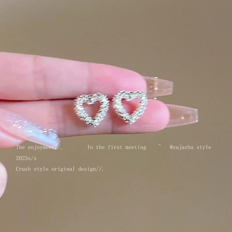 Hollow love stud earrings women s summer light luxury niche high-end temperament earrings daily simple and versatile earrings