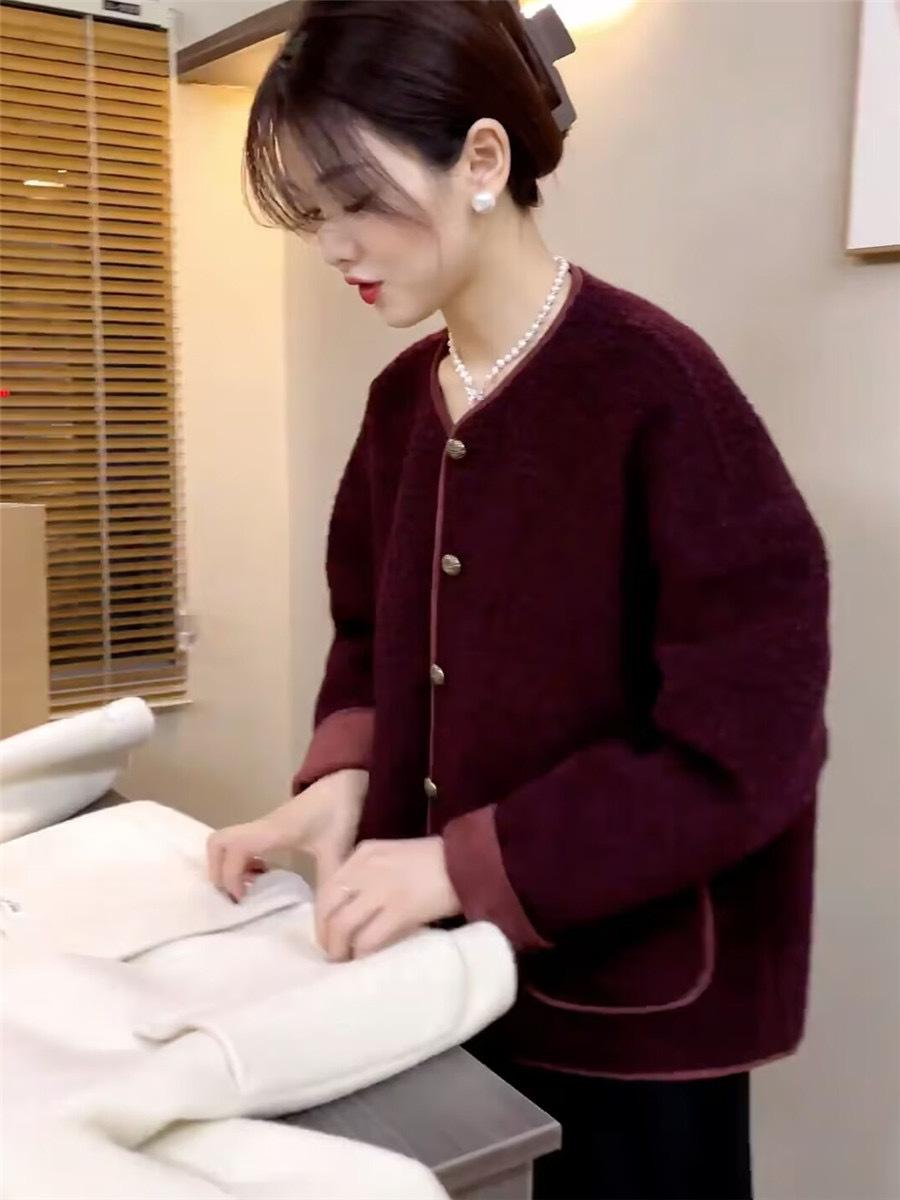 

Short round neck small fragrant jacket for women s 2025 autumn and winter new casual loose high-end fur integrated top XL【135-150】 бордовий
