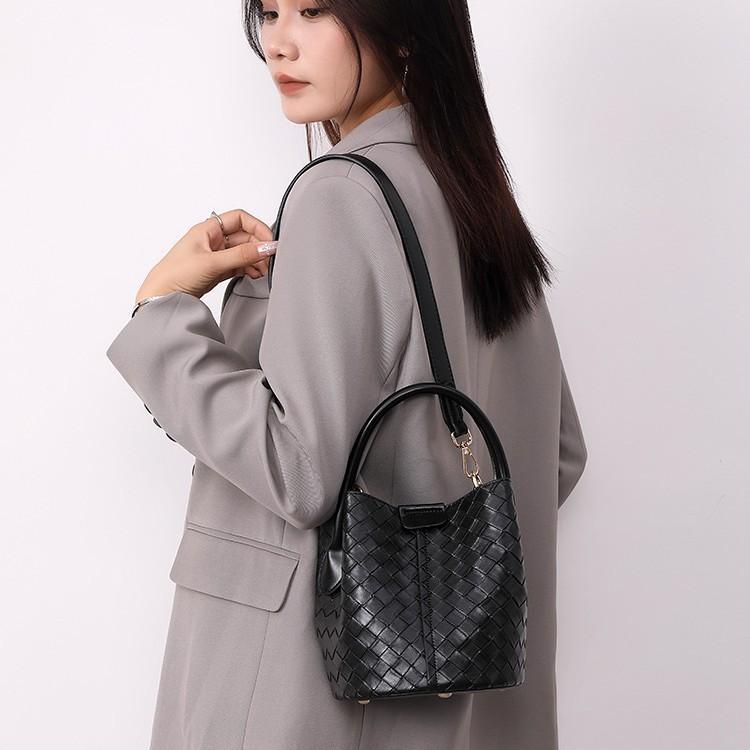 IELGY Ladies Cross-Body Bucket Bag Woven Large-Capacity Portable Shoulder Bag