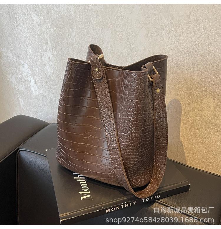 

Large bag women s bag 2025 new fish skin block bucket bag fashionable large capacity messenger bag commuter women s shoulder bag